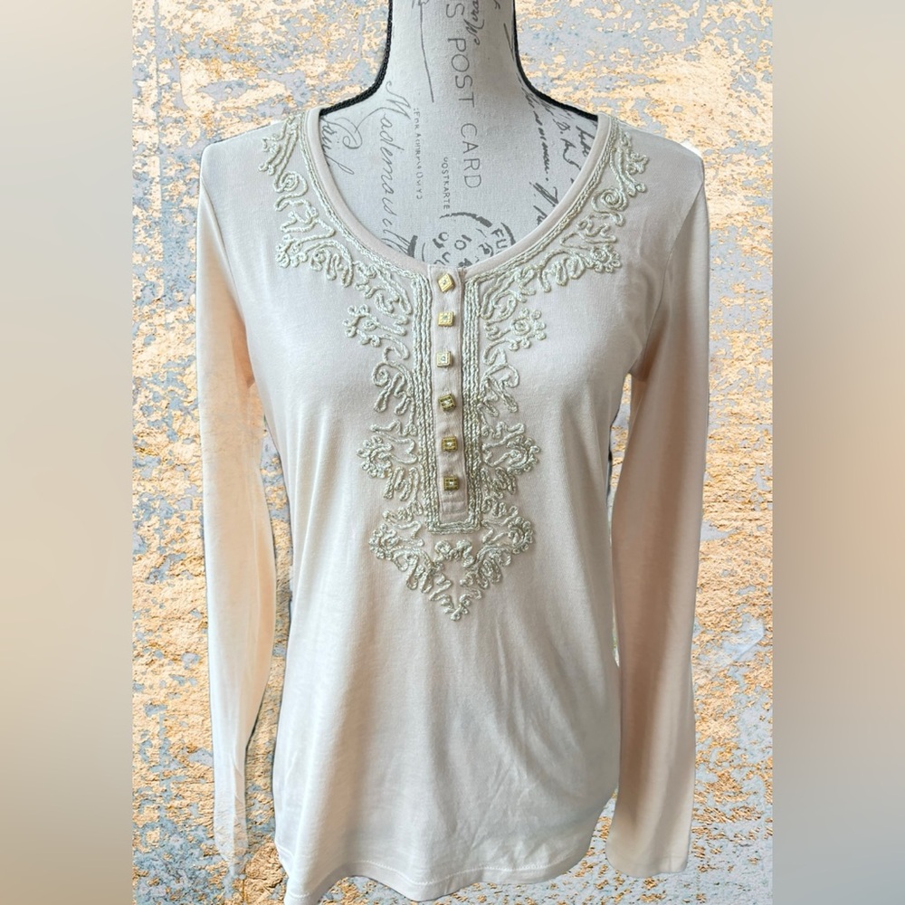 3/4 Button Down Top with Embroidery and Jeweled Buttons
(S)
Like New/Never Worn